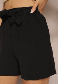 Renee - Czarne Luźne Szorty Bermudy High Waist z Gumką i Materiałowym Paskiem w Talii Renetta. Okazja: na co dzień. Stan: podwyższony. Kolor: czarny. Materiał: materiał. Wzór: aplikacja. Styl: wakacyjny, elegancki, casual