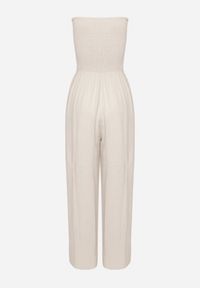 Born2be - Beżowy Bawełniany Taliowany Kombinezon Góra Bandeau Wykończona Gumkami Moranna. Okazja: na co dzień. Kolor: beżowy. Materiał: bawełna. Sezon: lato. Styl: casual, klasyczny #4