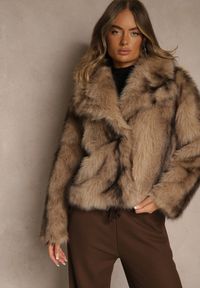 Renee - Beżowa Kurtka Futerko z Ozdobnym Kołnierzem Fitene. Okazja: na co dzień. Kolor: beżowy. Materiał: futro. Styl: klasyczny, casual, elegancki #3