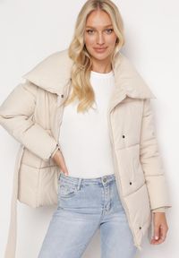 Born2be - Jasnobeżowa Kurtka Wiązana w Pasie z Szerokim Kołnierzem i Pikowaniem Ramella. Okazja: na co dzień. Kolor: beżowy. Materiał: jeans, tkanina. Sezon: zima, jesień. Styl: klasyczny, casual, elegancki #3