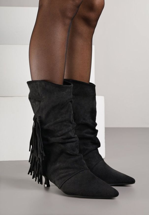 Renee - Czarne Wywinięte Botki na Kaczuszce Zdobione Marszczeniem i Frędzlami Gevea. Okazja: na co dzień. Kolor: czarny. Materiał: jeans. Wzór: aplikacja. Obcas: na szpilce. Styl: boho, elegancki, casual. Wysokość obcasa: średni