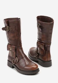 Renee - Brązowe Botki Biker Boots Zdobione Klamerkami i Kieszonką Nalinnea. Okazja: na imprezę, na co dzień. Kolor: brązowy. Materiał: jeans, skóra. Wzór: aplikacja. Styl: elegancki, casual, rockowy #6