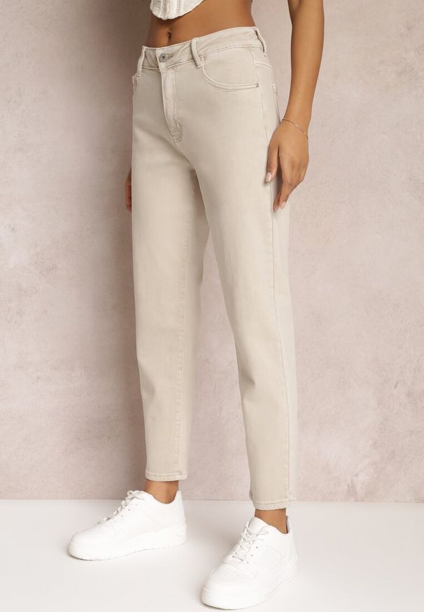 Renee - Beżowe Jeansy Mom Fit High Waist Kasena. Okazja: na co dzień. Stan: podwyższony. Kolor: beżowy. Styl: klasyczny, casual