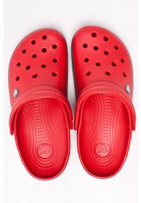 Crocs - Klapki. Nosek buta: okrągły. Kolor: czerwony