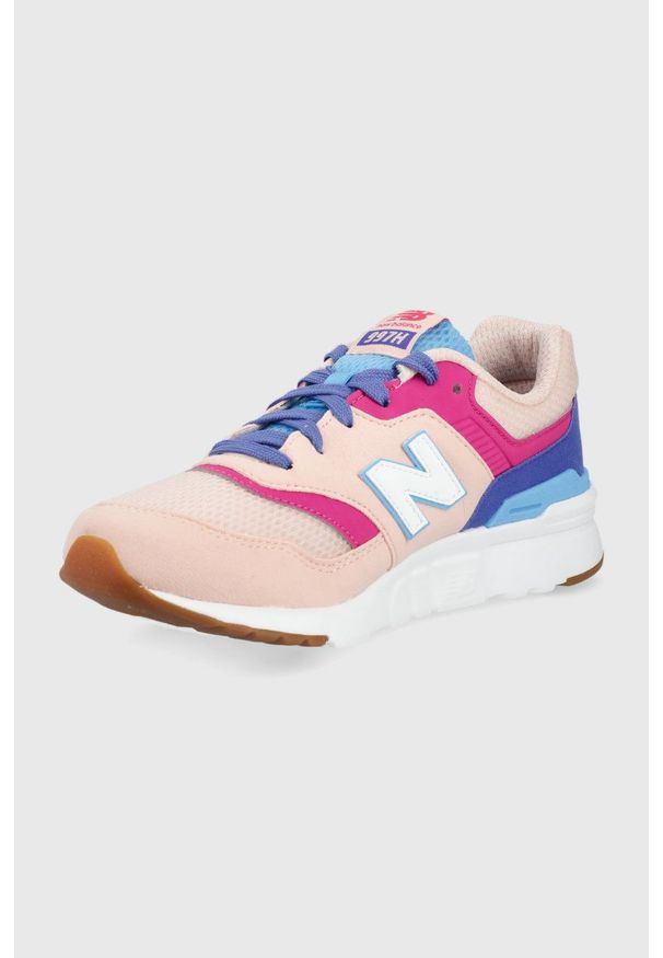 New Balance buty dziecięce kolor różowy. Nosek buta: okrągły. Zapięcie: sznurówki. Kolor: różowy. Materiał: guma