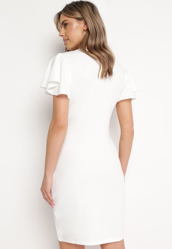 Born2be - Biała Dopasowana Sukienka Mini z Kopertowym Dekoltem i Ozdobną Falbanką Gwendara. Kolor: biały. Typ sukienki: kopertowe. Styl: elegancki. Długość: mini