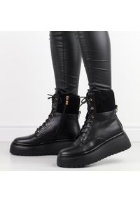 Czarne skórzane botki damskie na platformie T.Sokolski 479. Okazja: na co dzień. Nosek buta: okrągły. Zapięcie: sznurówki. Kolor: czarny. Szerokość cholewki: normalna. Materiał: skóra. Sezon: zima, jesień. Obcas: na platformie. Styl: klasyczny, casual, elegancki #1