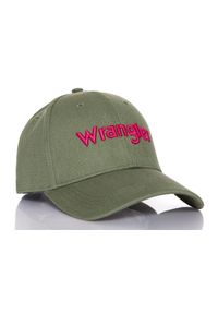Wrangler - MĘSKA CZAPKA Z DASZKIEM WRANGLER COLOUR CAP DUSTY OLIVE W0M38U545. Kolor: zielony. Wzór: napisy. Styl: klasyczny #1