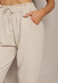 Renee - Jasnobeżowe Spodnie z Regularną Talią z Gumką i Sznurkiem w Pasie Cerinda. Okazja: na co dzień. Kolor: beżowy. Materiał: materiał, satyna. Styl: casual