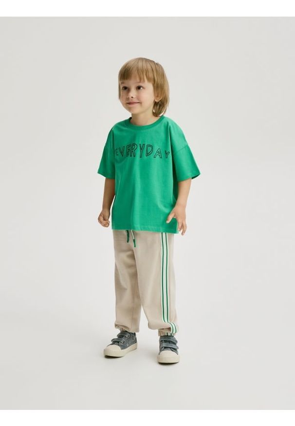 Reserved - Dresowe spodnie z lampasem - beżowy. Kolor: beżowy. Materiał: dresówka