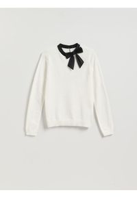 Reserved - Sweter z ozdobną kokardą - kremowy. Typ kołnierza: kokarda. Kolor: kremowy. Materiał: dzianina, wiskoza