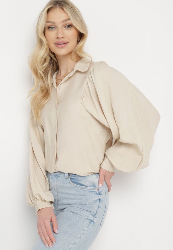 Born2be - Jasnobeżowa Koszula z Rękawami typu Nietoperz i Guzikami Syrai. Kolor: beżowy. Materiał: wiskoza, tkanina. Długość rękawa: długi rękaw. Długość: długie