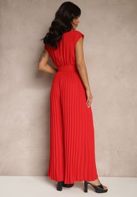 Renee - Czerwony Kopertowy Kombinezon Wide Leg Zdobiony Plisami i Paskiem z Klamrą Salirella. Okazja: na co dzień. Kolor: czerwony. Wzór: aplikacja. Styl: elegancki, casual