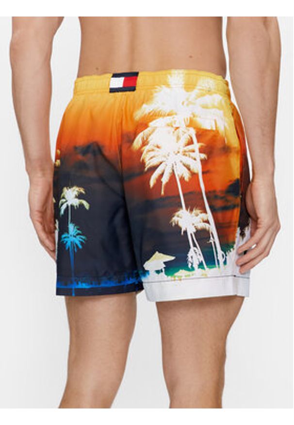 TOMMY HILFIGER - Tommy Hilfiger Szorty kąpielowe Photoprint UM0UM03295 Kolorowy Regular Fit. Materiał: syntetyk. Wzór: kolorowy