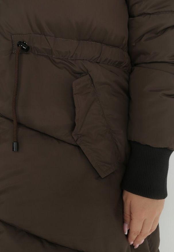 Born2be - Brązowa Kurtka Pikowana z Futerkiem Ipholea. Okazja: na co dzień. Kolekcja: plus size. Kolor: brązowy. Materiał: futro. Sezon: jesień, zima. Styl: elegancki, casual