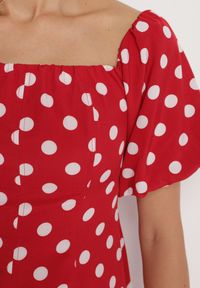 Born2be - Czerwona Rozkloszowana Sukienka Vices w Grochy z Dekoltem Typu Hiszpanka Zimina. Okazja: na co dzień. Typ kołnierza: dekolt hiszpanka. Kolor: czerwony. Materiał: skóra, materiał. Wzór: grochy. Typ sukienki: proste. Styl: klasyczny, casual #4