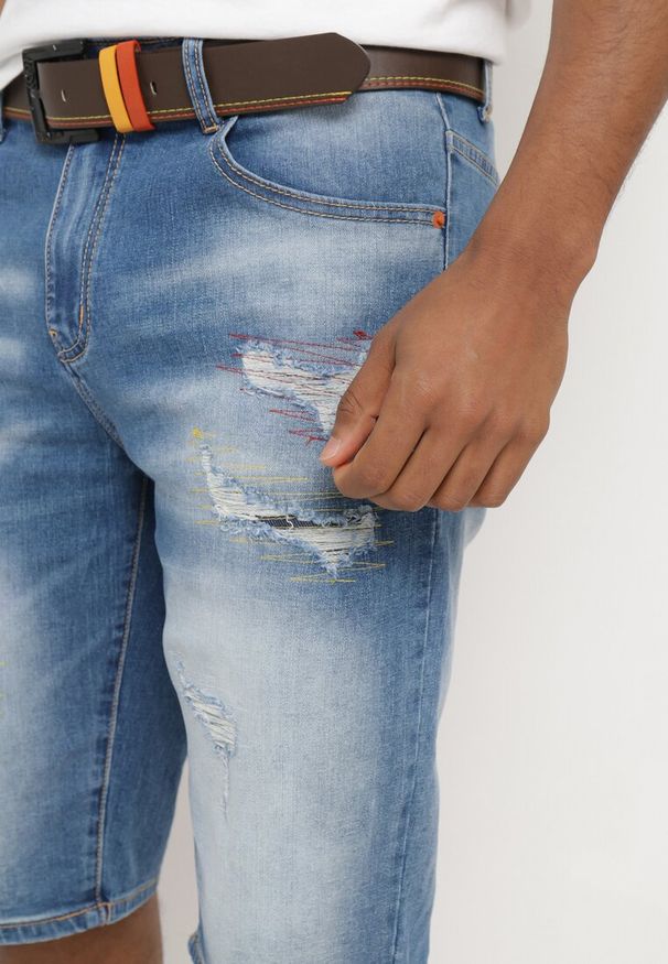 Born2be - Niebieskie Jeansowe Szorty z Bawełny Ozdobione Przetarciami i Paskiem z Ekoskóry Zeara. Okazja: na co dzień. Kolor: niebieski. Materiał: jeans, bawełna. Wzór: aplikacja. Styl: elegancki, casual