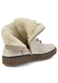 Beżowe Trzewiki Rieker Ocieplane Obuwie Damskie. Okazja: na co dzień. Zapięcie: zamek. Kolor: beżowy. Materiał: skóra. Szerokość cholewki: normalna. Sezon: zima, jesień. Styl: casual #2