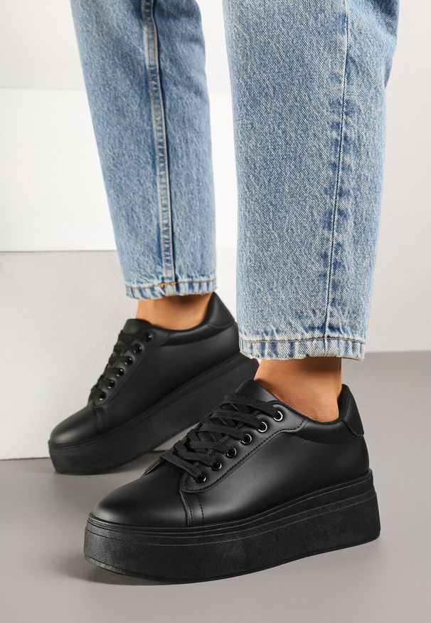 Born2be - Czarne Klasyczne Sneakersy na Grubej Podeszwie Tosirra. Okazja: na co dzień. Kolor: czarny. Materiał: jeans