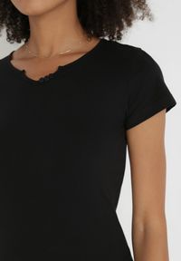 Born2be - Czarny T-shirt Thonilacia. Kolor: czarny. Materiał: bawełna, dzianina. Długość rękawa: krótki rękaw. Długość: krótkie. Wzór: aplikacja #6
