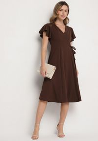 Born2be - Brązowa Rozkloszowana Sukienka Kopertowa z Wiązaniem w Talii Dannila. Kolor: brązowy. Wzór: aplikacja. Typ sukienki: kopertowe #2