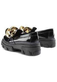 Półbuty damskie Carinii, naturalna skóra lakierowana na wysokiej podeszwie ze złotym elementem łańcucha nad palcami, czarne, B5976_-037-000-000-E33. Okazja: na co dzień, do pracy. Zapięcie: bez zapięcia. Kolor: czarny. Szerokość cholewki: normalna. Materiał: lakier, skóra, materiał. Sezon: wiosna. Obcas: na obcasie. Styl: casual, elegancki. Wysokość obcasa: niski #10
