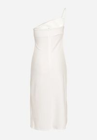 Born2be - Biała Asymetryczna Sukienka Koktajlowa na Ramiączkach z Marszczeniem Cervidia. Kolor: biały. Długość rękawa: na ramiączkach. Wzór: jednolity. Typ sukienki: asymetryczne. Styl: wizytowy #5