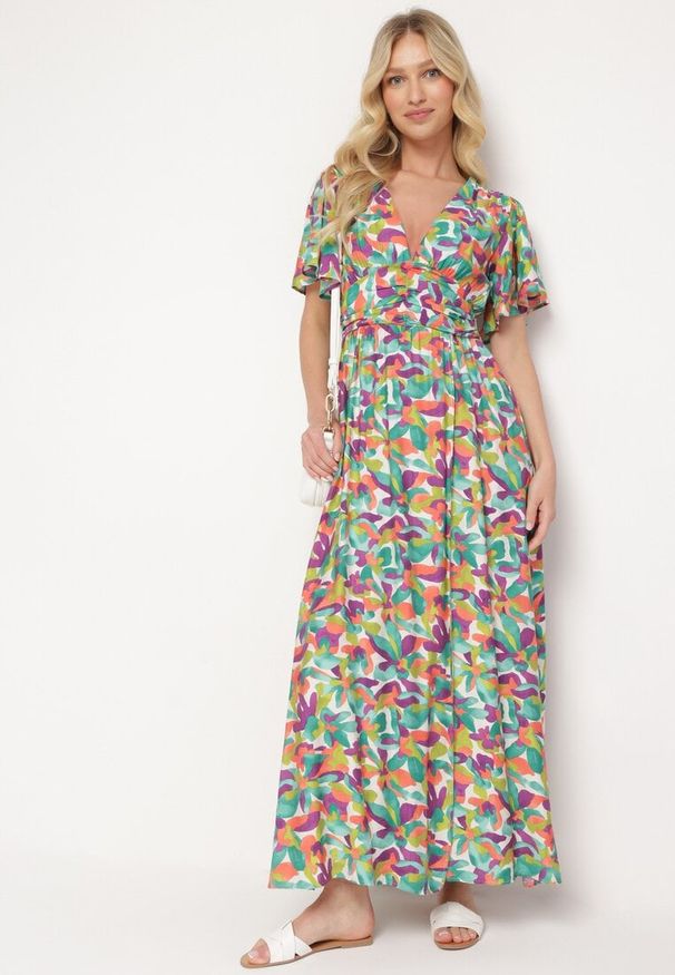 Born2be - Zielona Sukienka z Wiskozy z Ozdobnymi Marszczeniami i Gumką w Pasie z Rozcięciem na Dole Fierasa. Okazja: na co dzień. Typ kołnierza: dekolt w kształcie V. Kolor: zielony. Materiał: wiskoza. Typ sukienki: proste. Styl: casual, elegancki