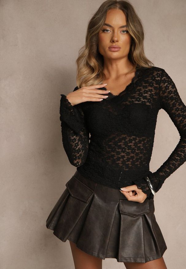 Renee - Czarna Bluzka Longsleeve z Koronki z Falbankami przy Rękawach Isonea. Okazja: na co dzień. Typ kołnierza: kołnierz z falbankami. Kolor: czarny. Materiał: koronka. Długość rękawa: długi rękaw. Wzór: koronka. Styl: casual, elegancki, klasyczny