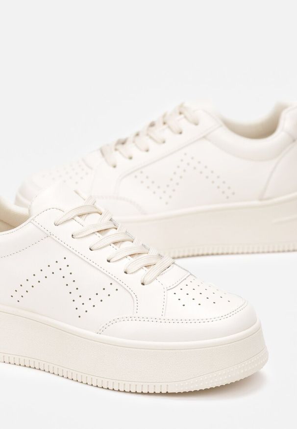 Renee - Beżowe Sneakersy z Perforacją na Platformie Treresa. Kolor: beżowy. Obcas: na platformie