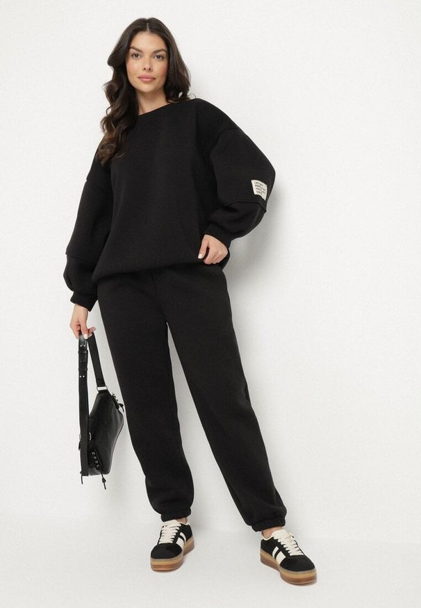 Born2be - Czarny Komplet Dresowy Bluza i Joggery Podszyte Polarem Zibea. Kolor: czarny. Materiał: dresówka, polar