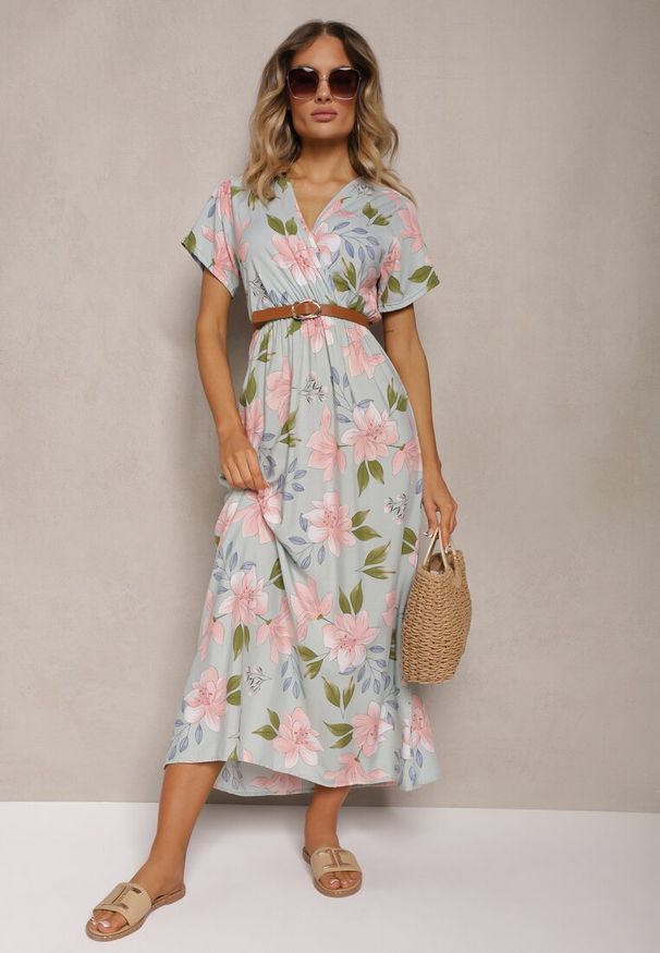 Renee - Jasnozielona Taliowana Sukienka w Kwiaty z Dodatkiem Bawełny z Kopertowym Dekoltem Navianes. Kolor: zielony. Materiał: bawełna. Długość rękawa: krótki rękaw. Wzór: kwiaty. Sezon: wiosna, lato. Typ sukienki: kopertowe. Styl: klasyczny