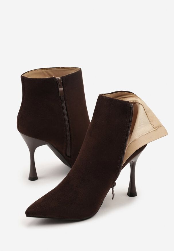 Renee - Brązowe Botki na Szpilce Vices w Klasycznym Stylu Tikolisse. Okazja: na co dzień. Kolor: brązowy. Materiał: skóra, jeans. Obcas: na szpilce. Styl: klasyczny