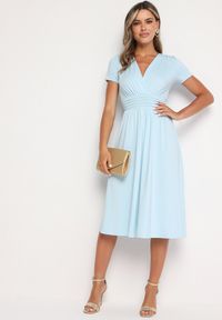 Born2be - Jasnoniebieska Taliowana Sukienka z Dekoltem na Zakładkę Quimadea. Okazja: na spotkanie biznesowe. Kolor: niebieski. Materiał: materiał. Wzór: aplikacja. Styl: elegancki, biznesowy #4