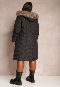 Renee - Czarna Kurtka Pikowana z Futerkiem Lawanna. Okazja: na co dzień. Kolekcja: plus size. Kolor: czarny. Materiał: futro. Długość rękawa: długi rękaw. Długość: długie. Wzór: aplikacja. Styl: wizytowy, elegancki, casual