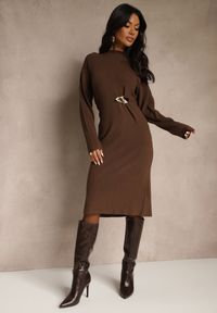 Renee - Brązowa Sukienka Sweterkowa z Wiskozą Ozdobiona Metaliczną Broszką Titavea. Okazja: na co dzień. Kolor: brązowy. Materiał: wiskoza. Wzór: aplikacja. Typ sukienki: proste. Styl: casual #3