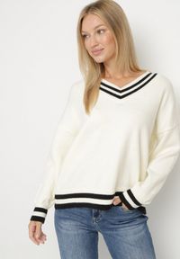 Born2be - Jasnobeżowy Sweter z Domieszką Kaszmiru w Stylu Preppy Liendria. Okazja: na spotkanie biznesowe, do pracy, na co dzień. Kolor: beżowy. Materiał: kaszmir. Wzór: aplikacja. Styl: biznesowy, klasyczny, casual #6