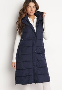 Born2be - Granatowa Długa Kamizelka Bezrękawnik z Klasycznym Pikowaniem i Kapturem Shin. Typ kołnierza: golf. Kolor: niebieski. Materiał: dzianina, jeans. Długość rękawa: bez rękawów. Długość: długie. Styl: klasyczny #5