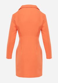 Renee - Pomarańczowa Sukienka Mini w Stylu Marynarki z Długimi Rękawami Tansiwia. Kolor: pomarańczowy. Długość rękawa: długi rękaw. Typ sukienki: kopertowe. Długość: mini #6