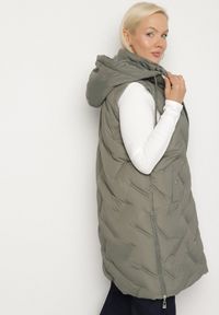 Born2be - Zielona Pikowana Kamizelka z Kapturem i Kieszeniami Esarivie. Okazja: na spacer. Typ kołnierza: kaptur. Kolekcja: plus size. Kolor: zielony. Materiał: jeans #3