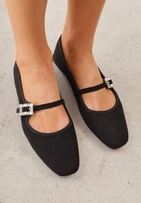 Born2be - Czarne Balerinki z Imitacji Zamszu z Paskiem z Biżuteryjną Klamerką Elintora. Okazja: na co dzień, do pracy, na spotkanie biznesowe. Zapięcie: pasek. Kolor: czarny. Materiał: zamsz. Styl: klasyczny, casual, biznesowy, elegancki #1