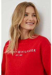 TOMMY HILFIGER - Tommy Hilfiger bluza damska kolor czerwony. Kolor: czerwony. Materiał: bawełna. Wzór: nadruk. Styl: klasyczny #5