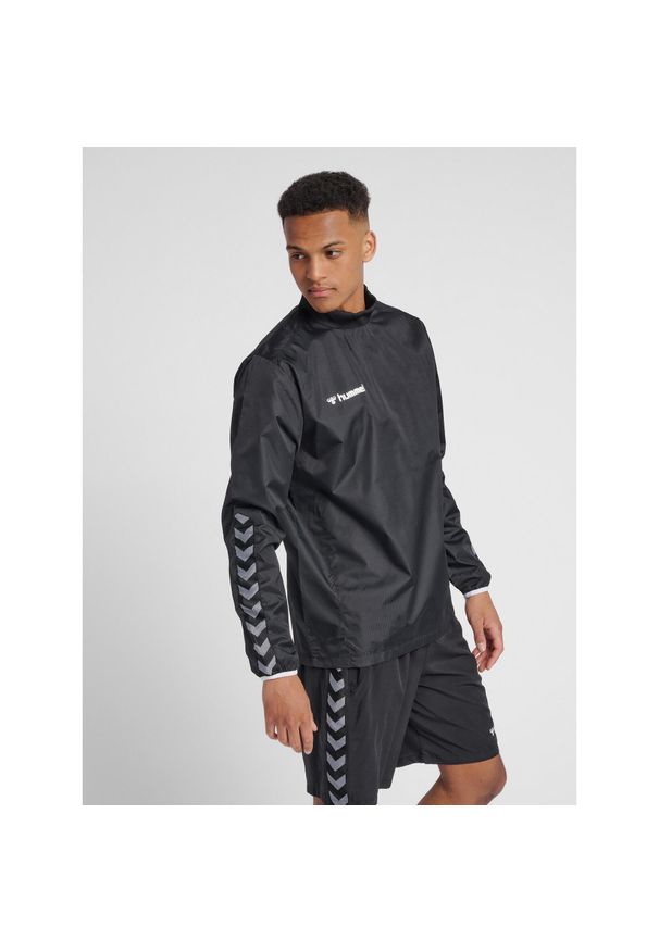 Kurtka przeciwdeszczowa Hummel Authentic Wind Breaker czarna. Typ kołnierza: kołnierzyk stójkowy. Kolor: biały, czarny, wielokolorowy. Materiał: poliester. Sport: fitness