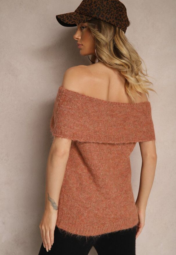 Renee - Brązowy Sweter Top z Hiszpańskim Wywijanym Dekoltem z Wełną Inarose. Kolor: brązowy. Materiał: wełna