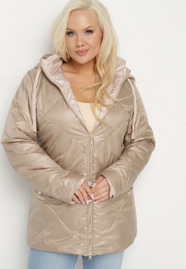 Born2be - Beżowa Kurtka z Odpinanym Kapturem i Ozdobnym Pikowaniem Xalseli. Okazja: na co dzień, na spacer. Kolekcja: plus size. Kolor: beżowy. Materiał: jeans. Styl: casual, elegancki, klasyczny