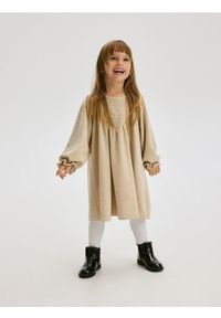 Reserved - Sukienka z długim rękawem - beżowy. Kolor: beżowy. Materiał: dzianina #1