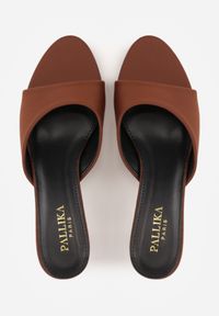 Renee - Jasnobrązowe Eleganckie Klapki Peep Toe na Klepsydrowym Obcasie Jilthine. Nosek buta: otwarty. Kolor: brązowy. Materiał: satyna. Sezon: lato. Obcas: na obcasie. Styl: elegancki. Wysokość obcasa: średni #4