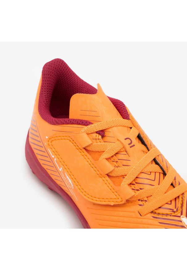 KIPSTA - Buty piłkarskie dla dzieci Kipsta 160 Turf na rzepy. Zapięcie: rzepy. Kolor: pomarańczowy. Materiał: poliester. Szerokość cholewki: normalna. Sport: piłka nożna