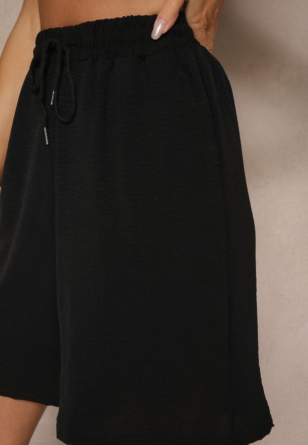 Renee - Czarne Szorty Dresowe z Bawełną High Waist Ozdobione Sznurkiem Talanisse. Okazja: na co dzień, na spacer. Stan: podwyższony. Kolor: czarny. Materiał: dresówka, bawełna. Wzór: aplikacja. Styl: klasyczny, elegancki, casual