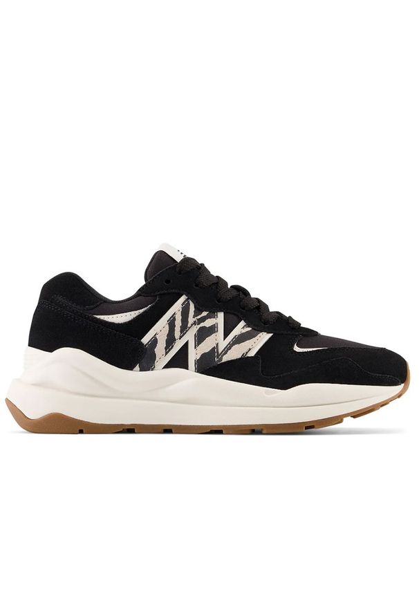 Buty New Balance W5740APA - czarne. Okazja: na co dzień. Zapięcie: sznurówki. Kolor: czarny. Materiał: zamsz, materiał, skóra, guma, syntetyk. Szerokość cholewki: normalna. Wzór: motyw zwierzęcy, aplikacja